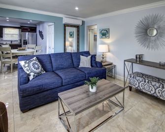 May-Dee Suites in Florida - הוליווד - סלון