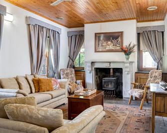 Reillys Wines Heritage Cottages - Clare - Living room