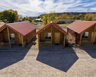 Two Queen Cabin at Bryce Canyon Log Cabins - Tropic - Edificio