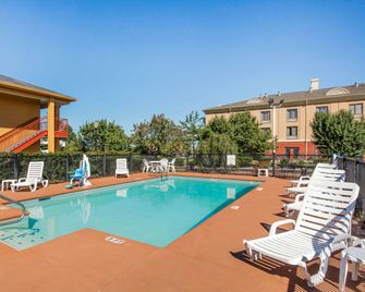 Quality Inn - Bessemer - Piscina