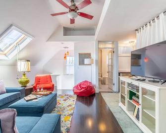 Broom & Board: Charming Salem Home in Prime Historic Location and minutes away from the waterfront! - Salem - Living room