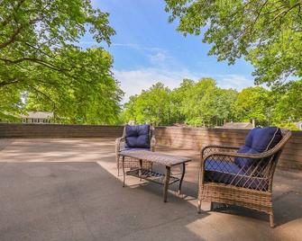 Family-friendly, large home in Avon Lake, Hot Tub and EV charger - Avon Lake - Patio