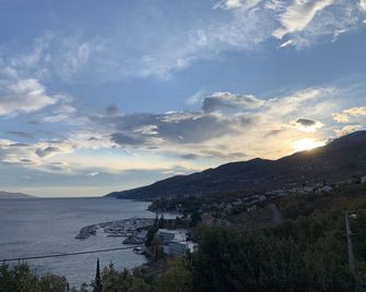 App for 2 1 with breathtaking sea views, BBQ - אופטייה - נוף חיצוני