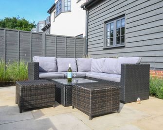 Corner Cottage, Thorpeness, Pet Friendly, With A Garden In Thorpeness - Thorpeness - Patio