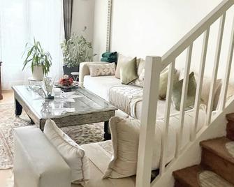 Villa charmante à Élancourt avec jardin privé - Élancourt - Salon