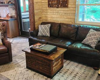 Luxury Romantic Retreat w/ Hot Tub, Cabin in Woods w/ Creek, Snow Trails Ski Res - Mansfield - Living room