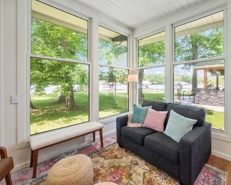 Lakeside Bliss: Spectacular Lake Views and Access! - Monticello - Sala de estar