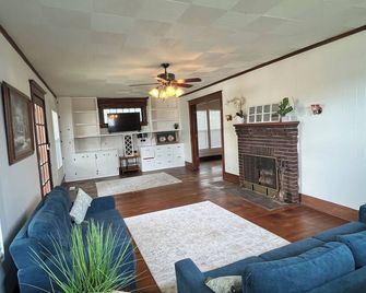 Beautiful Historical House in the heart of Putnam County - Unionville - Sala de estar