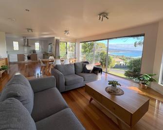 Bay Of Fires Beach Shack Ocean Views From A Modern Beachhouse - Binalong Bay - Sala de estar
