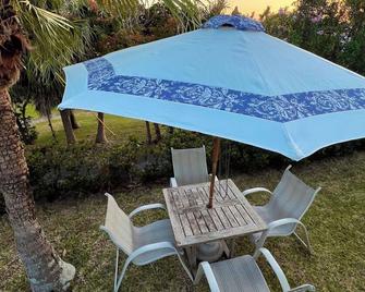 Coral Suite - close to beaches/kayaks/dock/stunning views/EVcharger - Southampton - Patio