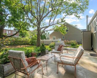 Charming & Comfy Near Trails Fireplace Patio - North Wales - Patio