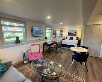 Spacious Downtown Studio | A+ Location | Near Wwu - Bellingham - Living room
