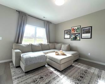 Central Cedar Falls Townhome - King Beds! - Cedar Falls - Living room