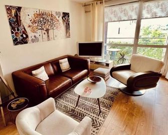 Le Terracotta T4 Sleeps 6, Air-Conditioned, With Parking Space - Caluire-et-Cuire - Obývací pokoj