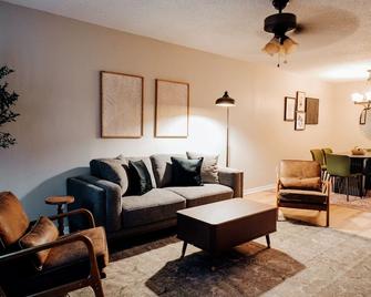 Stylish 2BR Escape | Relax in Modern Comfort - Mobile - Wohnzimmer