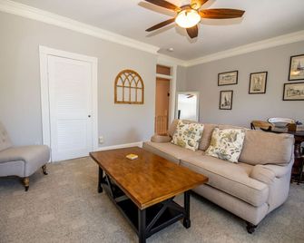 Downtown Annapolis King George 3rd Floor Hideaway - Annapolis - Living room