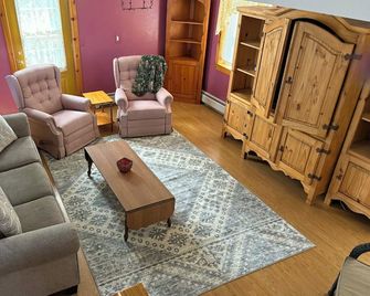 Cozy Cottage on Lake Salem Sleeps 6+ - Derby - Living room