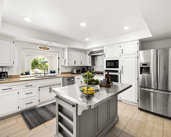 Spacious Remodeled Home With a Pool and Luxe Amenities! - Isla Vista - Cocina