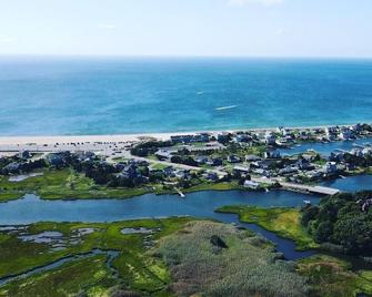 Private Centerville Village Cape House S. Of 28 And A Mile From Craigville Beach - Centerville - Bedroom