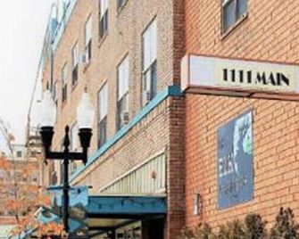 Modern Unit 212 in a 1930s Building - Klamath Falls - Building