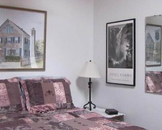 The charm of Old Cape Cod-free standing cottage - Provincetown - Bedroom