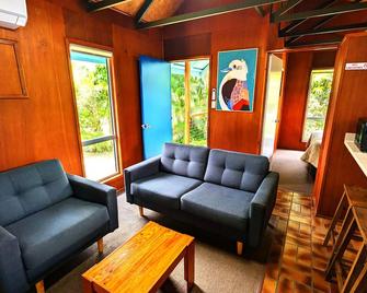 Gumnut Glen Cabins - Yeppoon - Living room