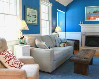 Stay On The Cape Vacation Rentals: Walk To Beach Hyannisport Three Bedroom - Barnstable - Obývací pokoj