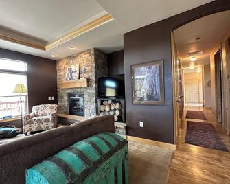 Country Home with view of Cloud Peak - Worland - Living room