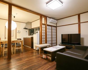An extremely convenient accommodation close to tourist attractions! - Takayama - Living room