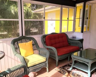 Great 1 Bdrm Across From Warm Mineral Spring - North Port - Sala de estar