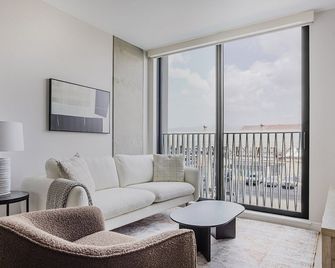 Blueground | Downtown, AC & elevator, nr parks - Los Angeles - Living room