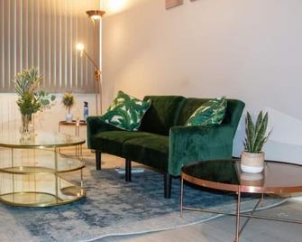 Luxury 1br Flat Near Heathrow - Hayes - Living room