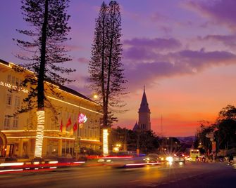 Du Parc Hotel Dalat - Dalat - Näkymät ulkona