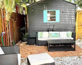 Slice of Paradise: Tropical Studio in Downtown Historical River District - פורט מאיירס - פטיו