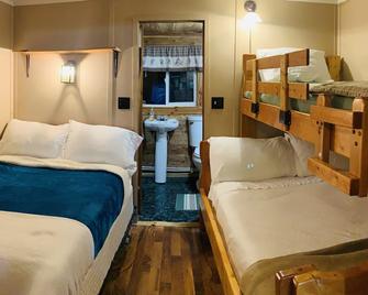 Lakefront Cabin... Ride To All The Snowmobile Trails From The Cabin - Newberry - Habitación
