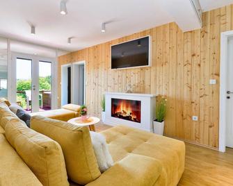 Awesome Home in Mrzlo Polje with Hot Tub, WiFi & Heated Swimming Pool - Veliko Trgovišće - Sala de estar