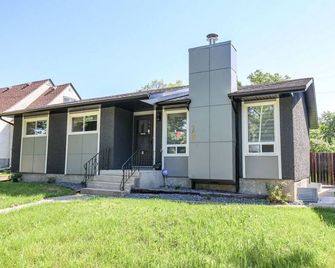 Very Convenient 5 BR in quite neighborhood - Winnipeg - Gebäude