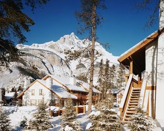 New + Unique Wolf Condo | Hot Tub Access - Banff - Building