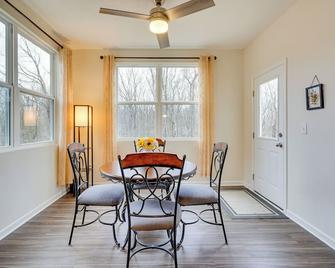 Private Backyard! Spacious Home 25 Mi to Columbus - New Albany - Dining room