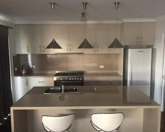 Lakeside House on Nagambie Lakes from 150pppn - Nagambie - Kitchen