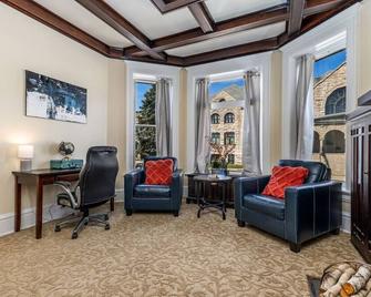 Masterpiece on Main 1 - Dubuque - Living room