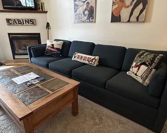 Ski-In / Ski-Out Slopeside Studio Smuggler's Notch Resort - Updated Lower Rates - Jeffersonville - Wohnzimmer