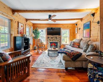 Charming Farmhouse, Sauna - 4 bedrooms, WiFi, AC in Upper Jay - Upper Jay - Sala de estar