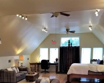Luxury Loft minutes from Laurel Highlands - Uniontown - Bedroom