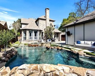 Immerse Yourself in Luxury - ダラス - プール