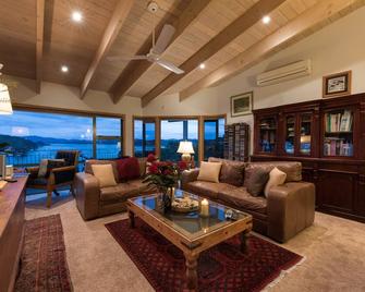 Cliff Edge by the Sea - Opua - Living room