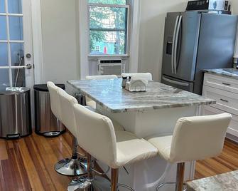 Spacious 2nd fl 4 bedroom 2 bath apartment - Boston - Dining room
