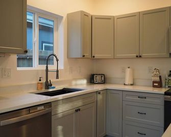 New Cozy Modern Cottage with Hot Tub & Fire Pit! - Ponderay - Kuchyň