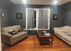 fashionably cozy place - Meriden - Living room