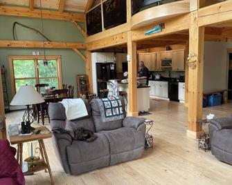 Charming 3-bedroom post & beam WiFi, AC in beautiful Bethel - Bethel - Wohnzimmer